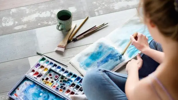 What is art therapy and how does it help to experience positive emotions