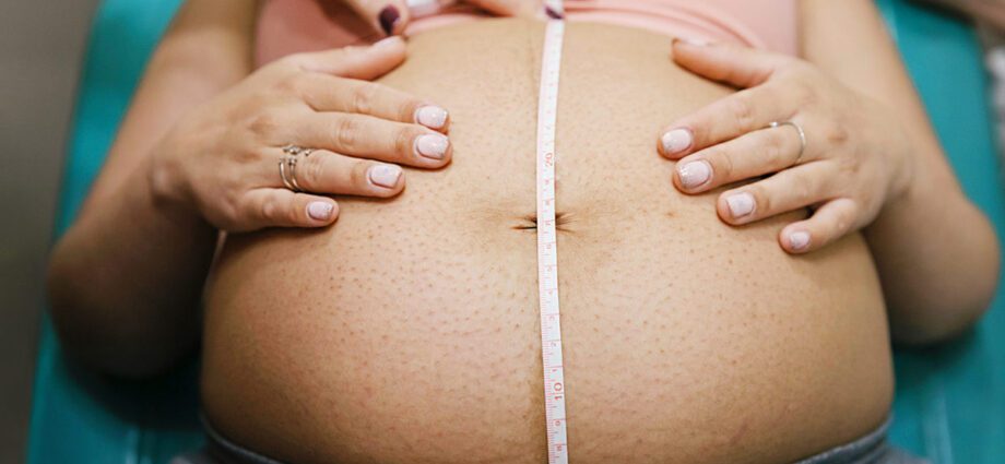 What is the baby in mom&#8217;s belly doing: 15 curious things