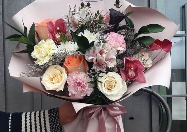 What should be a big fashionable bouquet of flowers?