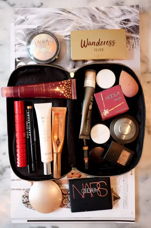 What the cosmetic bag says about your character: we analyze it together with a psychologist