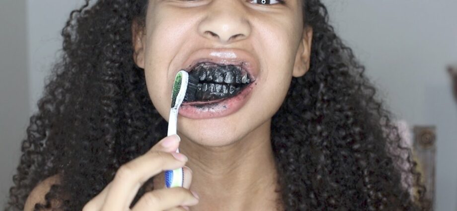 Whitening teeth with activated carbon. Video