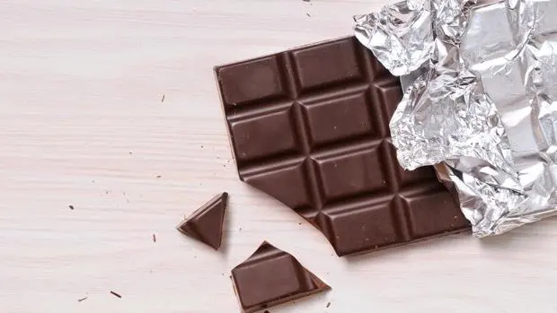 Why does a white coating form on chocolate when it&#8217;s in the fridge?