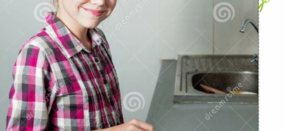 Would you eat? Girl makes pies with celebrity faces