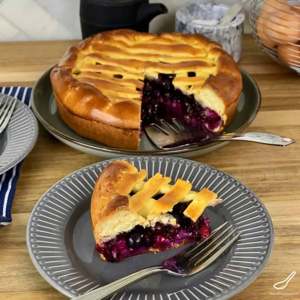Yeast dough pie: video recipe