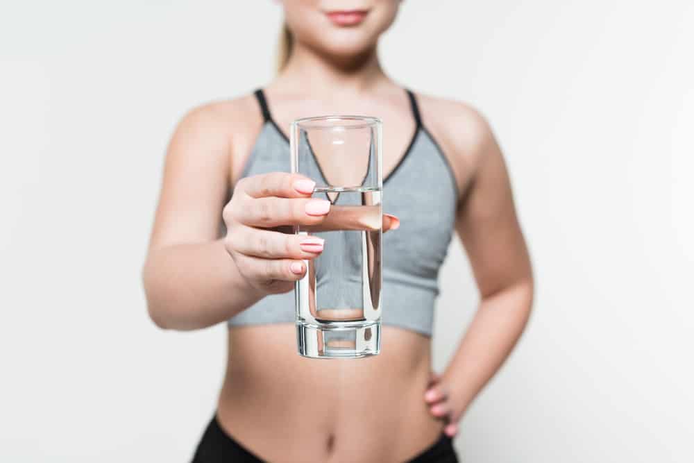 9 amazing things that happen when you wake up drinking water (on an empty stomach)