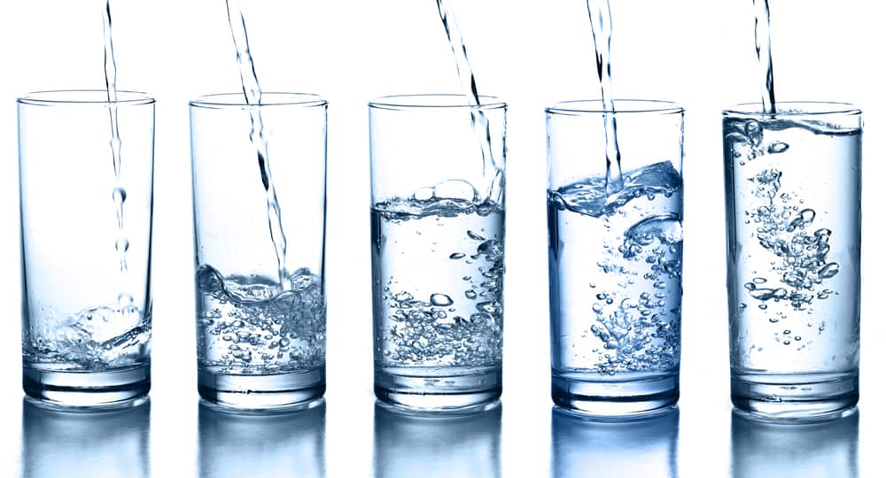 9 amazing things that happen when you wake up drinking water (on an empty stomach)