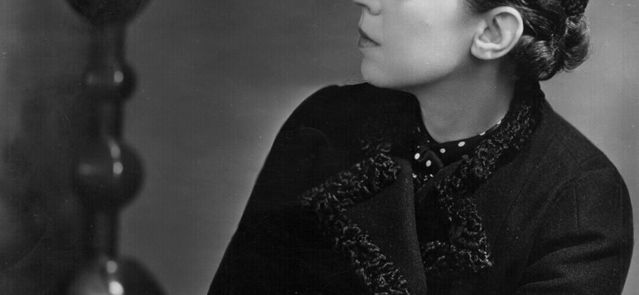 Elsa Schiaparelli: biography of a Parisian fashion designer