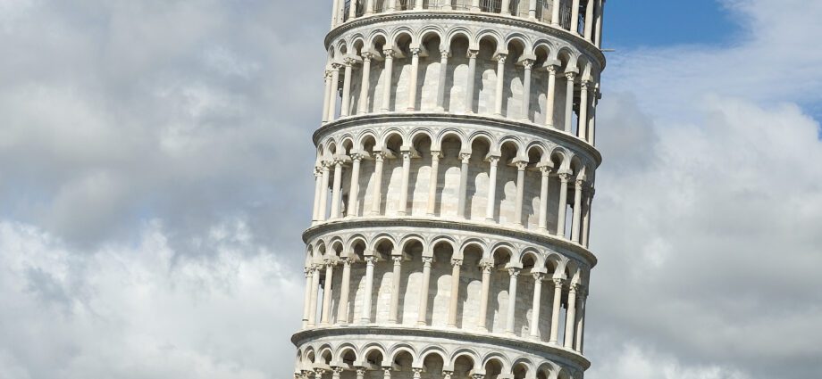 History of the Leaning Tower of Pisa and the Square of Miracles: photo, video