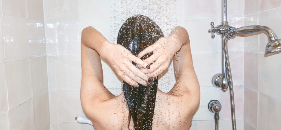 How to take a shower correctly: rules, tips and videos