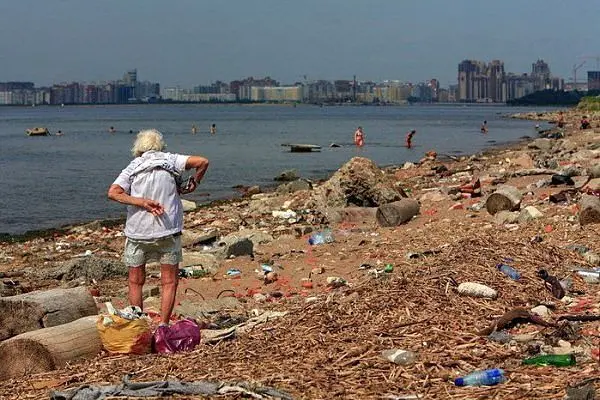 Nobody canceled the rules of conduct on the beach!