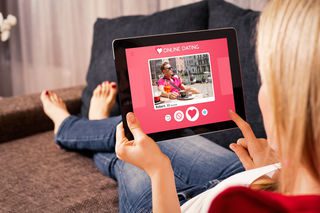 Таърихи онлайн знакомств ё фиреби виртуалӣ