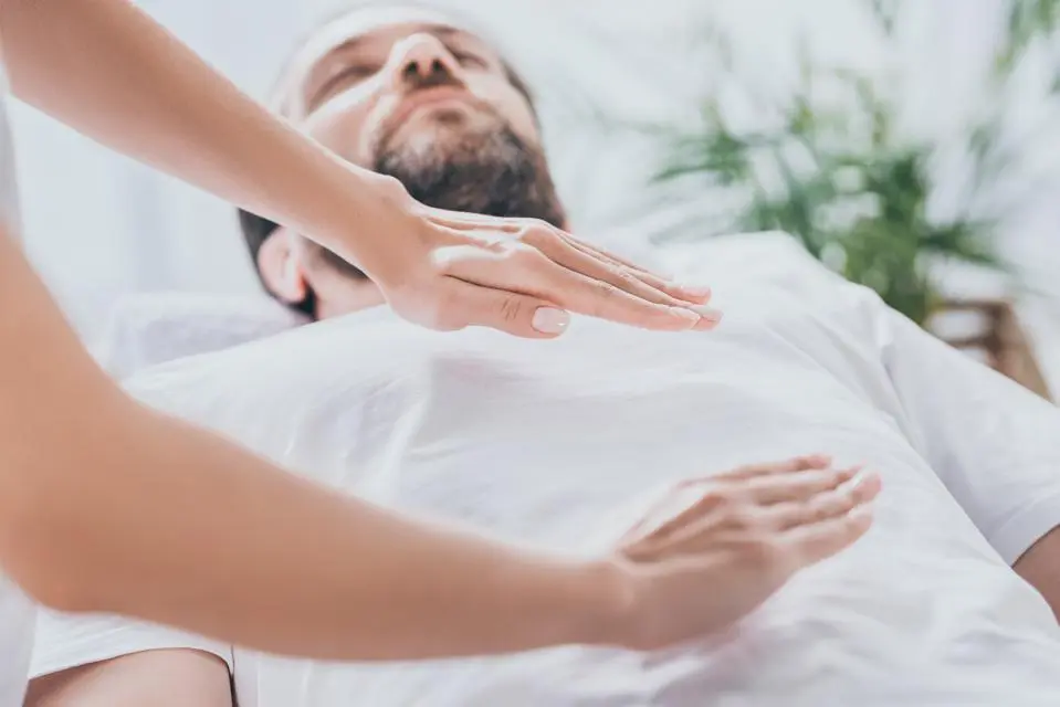 Reiki: explanation, operation and benefits of this energy therapy &#8211; happiness and health