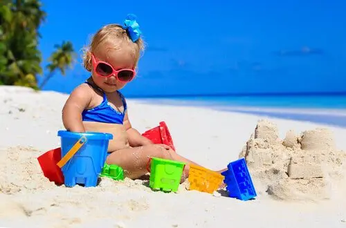 Baby at the sea: precautions to take at the beach