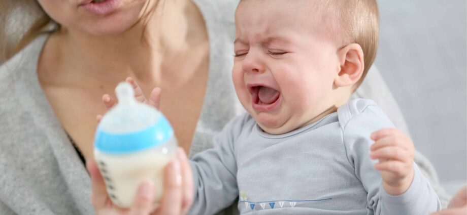 Baby refuses the bottle: why? what to do ? 