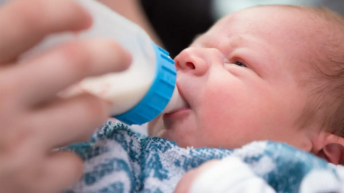 Bottle from birth: the steps to follow in the maternity ward and after