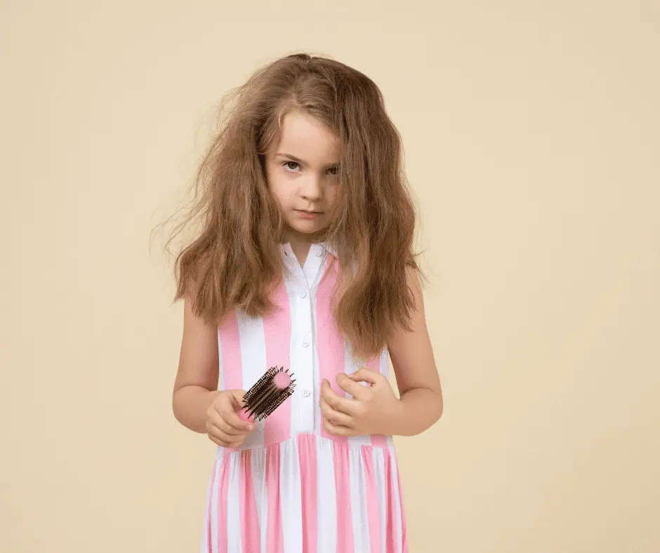 Child hairstyle: how to detangle their hair without tears