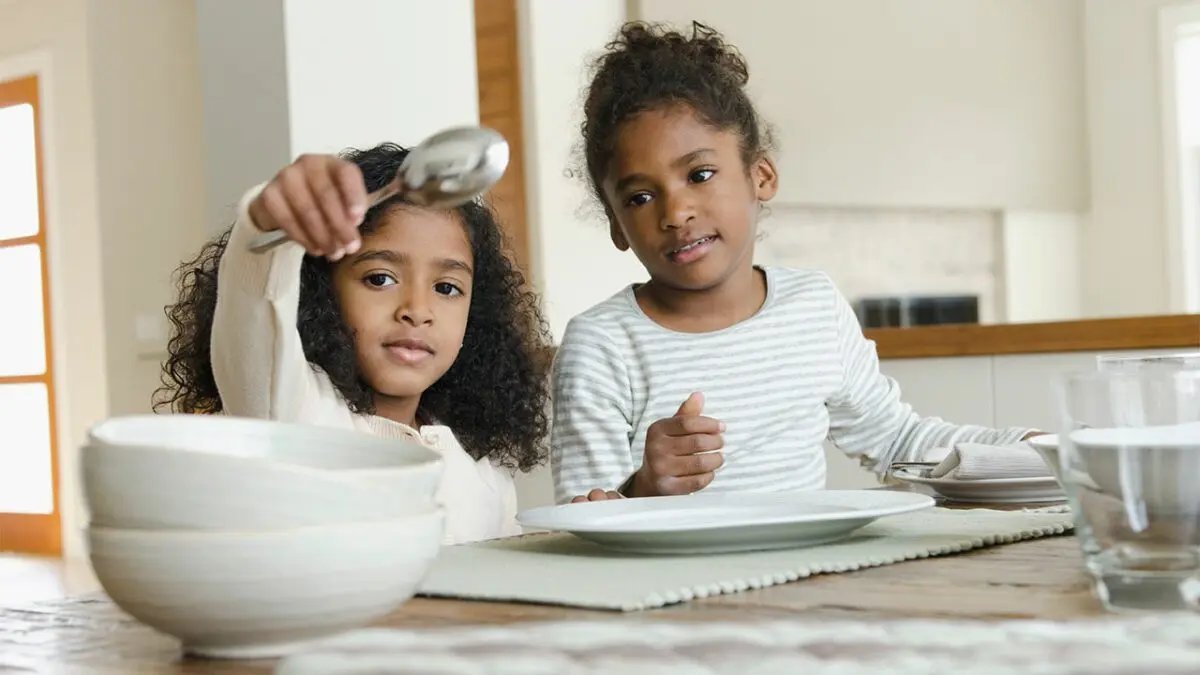 Children at the table: the 10 things that annoy us