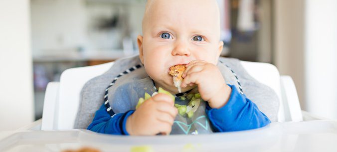 Feeding: should we let the baby eat with his fingers?