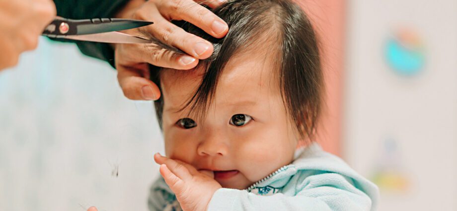 Como cortar o cabelo do seu bebé