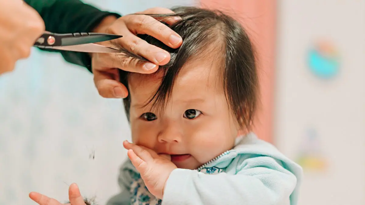 How to cut her baby&#8217;s hair