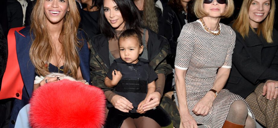Kim Kardashian trek dogter North aan in 'koeëlvaste baadjie'