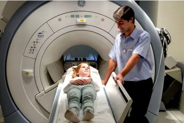 My child needs to undergo an MRI or a CT scan: how can I best reassure and support him?