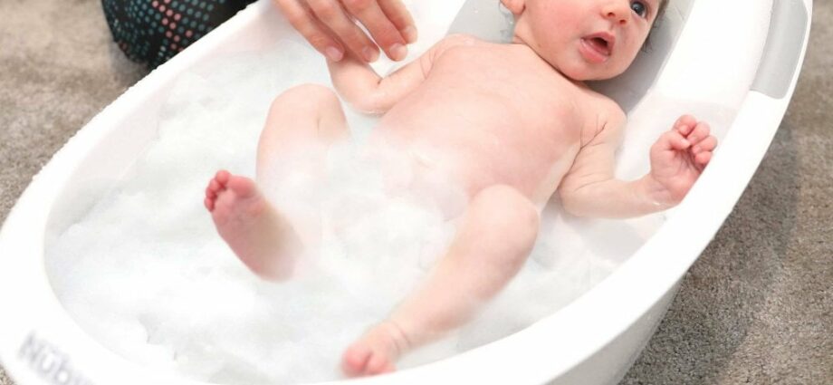 Newborns: zoom on their bath