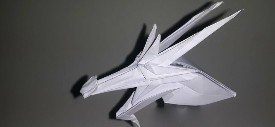 Kokë dragoi origamike