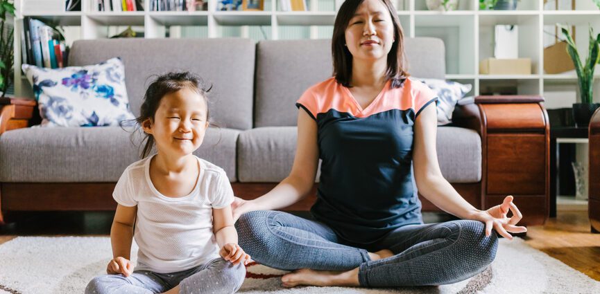 पालक-मुले: चांगले झोपण्यासाठी 3 विश्रांती थेरपी व्यायाम