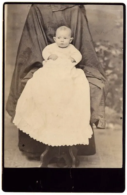 People: the first photos of their baby on Instagram and Twitter