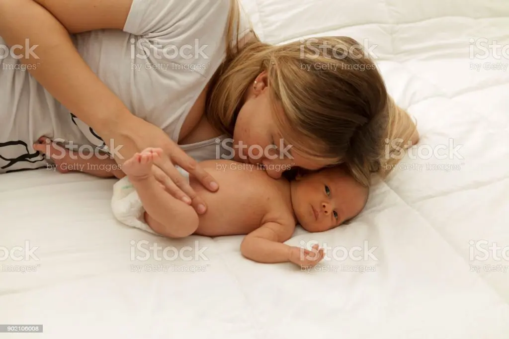 Photos: 15 mothers with their one-day-old baby in their arms