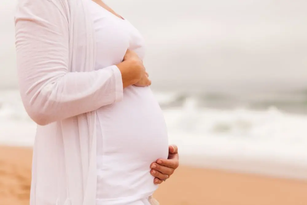 Pregnant, good habits at the beach