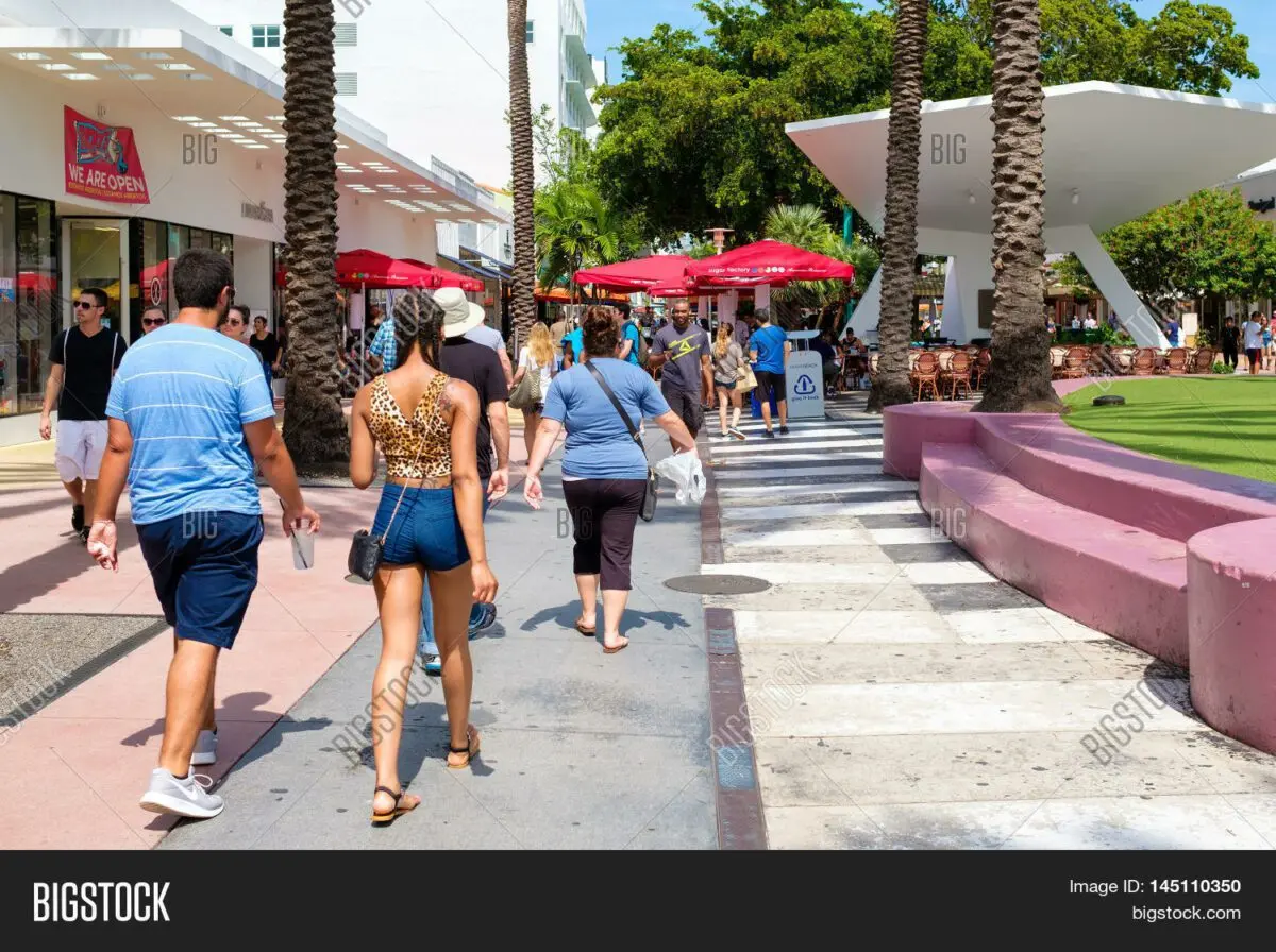 Shopping: everyone at the beach!