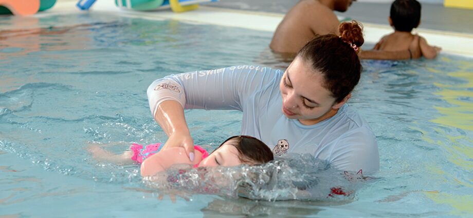 Swimming: how to get a child to wear armbands?
