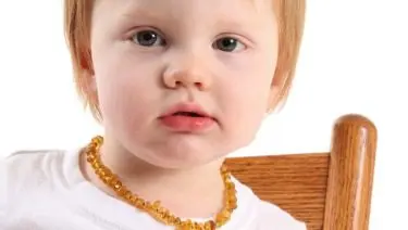 The amber necklace for babies: what to think about it?