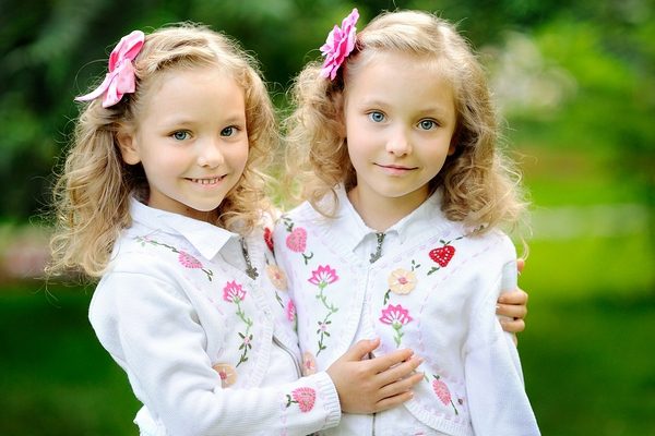 Twins: should we dress them the same or differentiate them?