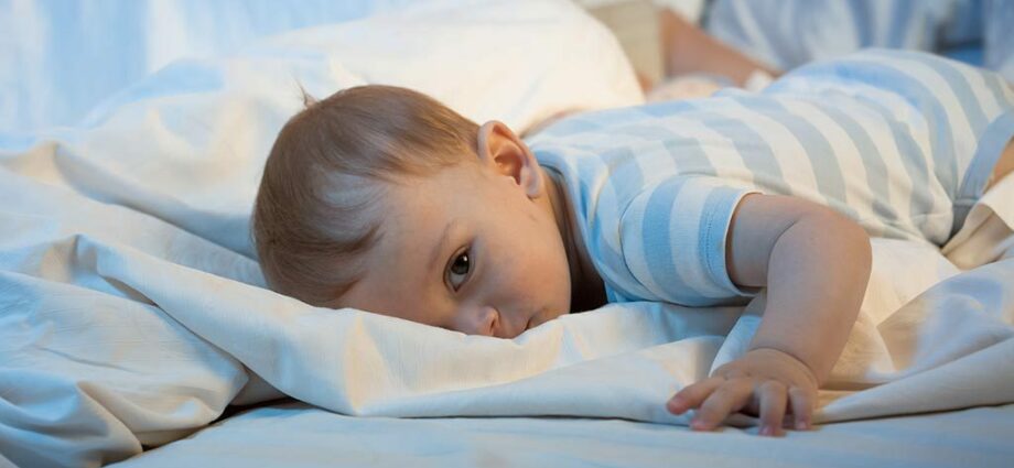 जेव्हा बाळ रात्री उठते तेव्हा काय करावे?