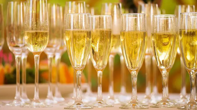 A glass of champagne a day improves memory