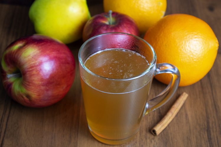 Alcoholic and non-alcoholic hot cider with spices