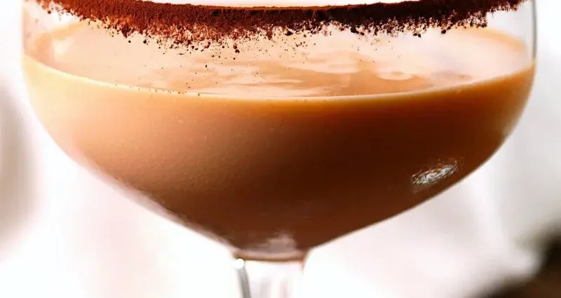 Alexander &#8211; sweet cocktail with cognac (brandy), cocoa and cream