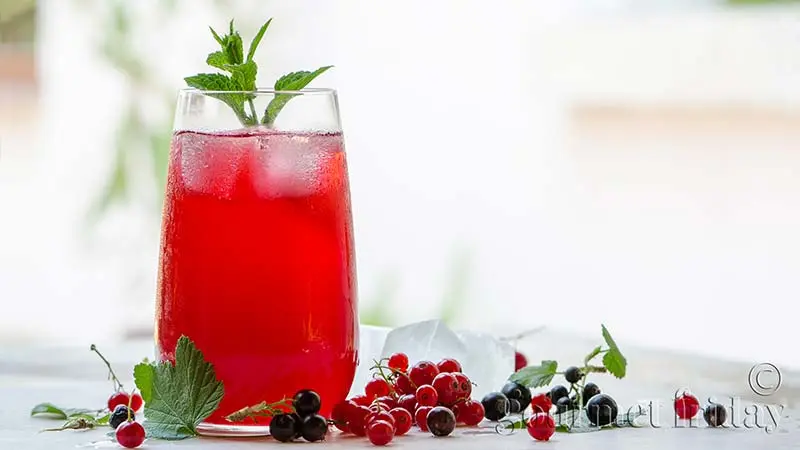 Black and red currant syrup: 3 recipes at home