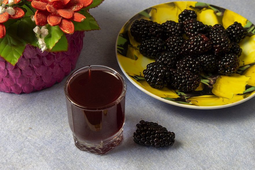 Blackberry liqueur with and without vodka (on fermentation)