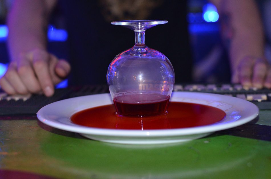 &#8220;Blood transfusion&#8221; &#8211; reanimating cocktail with burning absinthe