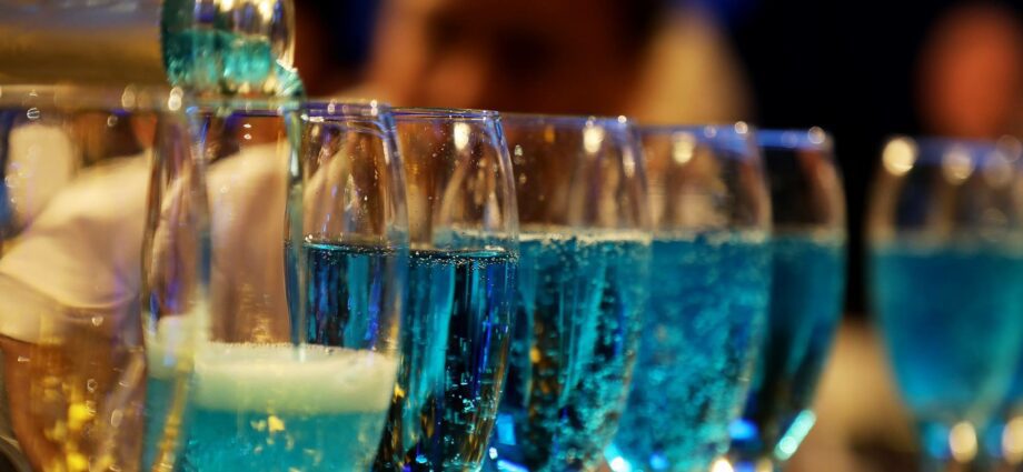 Blue (blue champagne): features and health safety