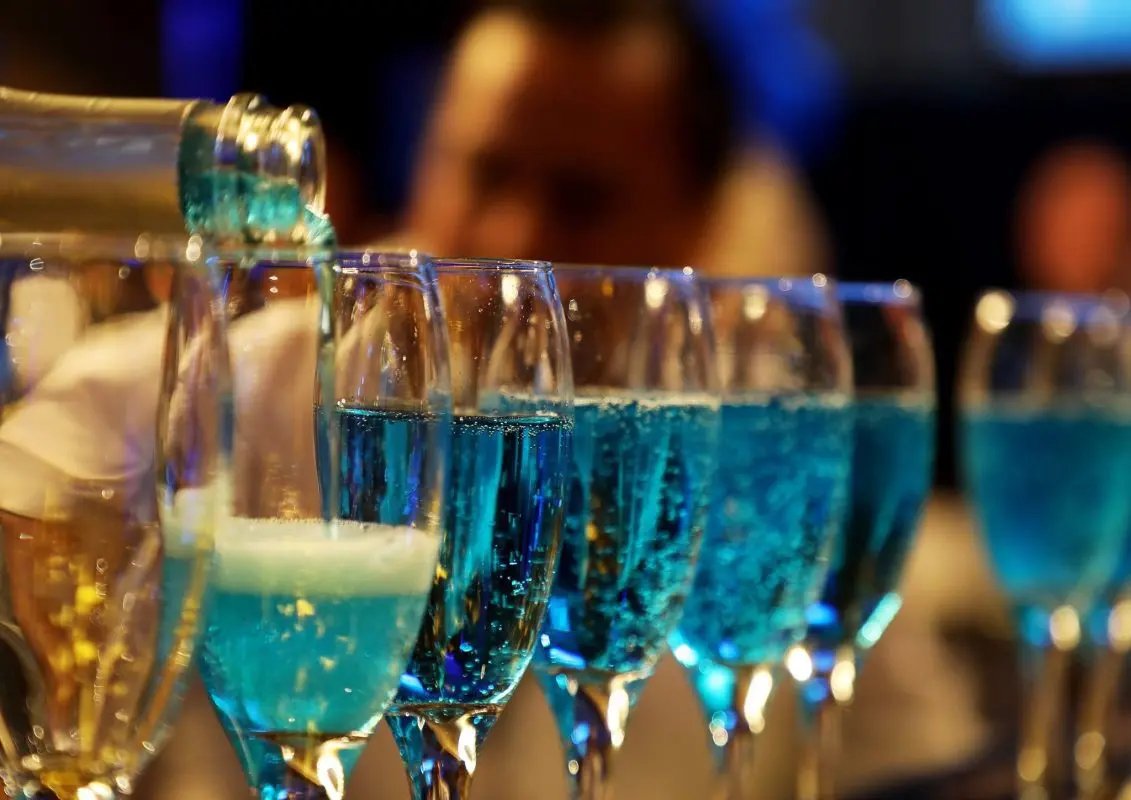 Blue (blue champagne): features and health safety