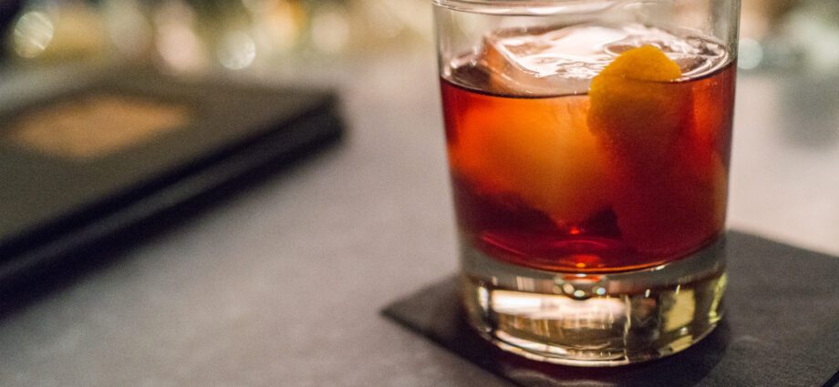 Boulevardier cocktail: historical information, composition in proportions, recipe