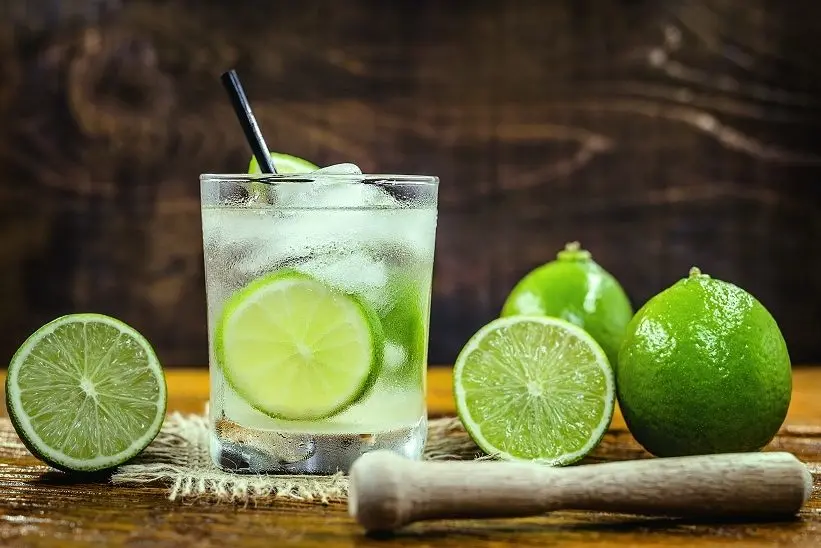 Caipirinha (Caipirinha) &#8211; &#8220;folk&#8221; Brazilian alcoholic cocktail