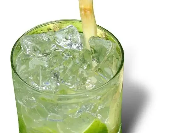 Caipirinha (Caipirinha) &#8211; &#8220;folk&#8221; Brazilian alcoholic cocktail