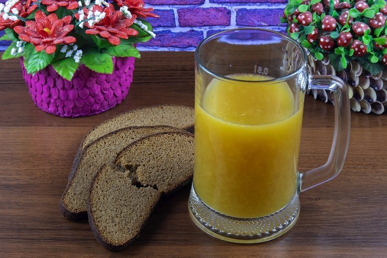 Carbonated homemade kvass from bread without yeast