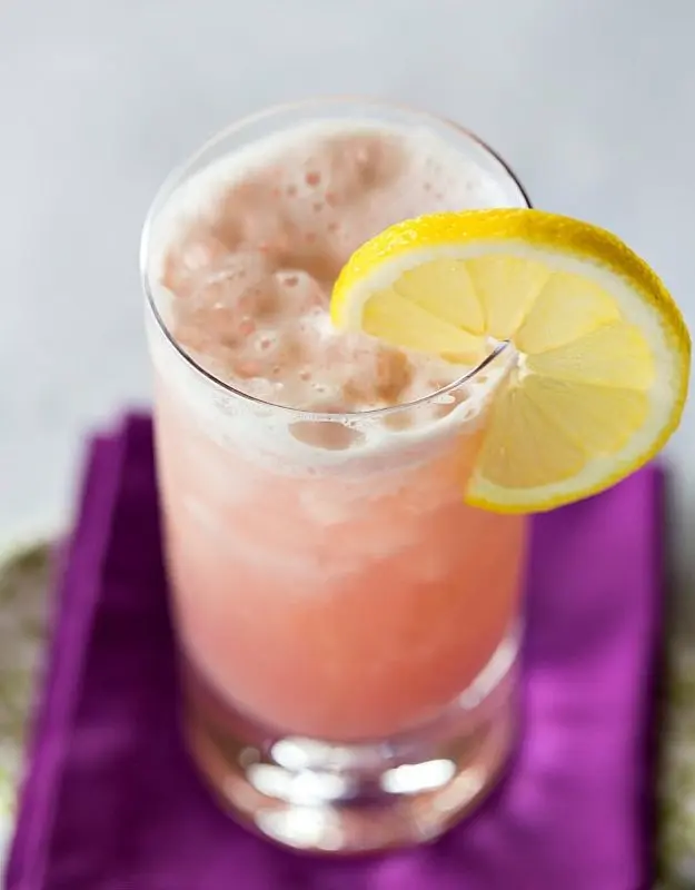 Chambord Gin Fizz cocktail recipe